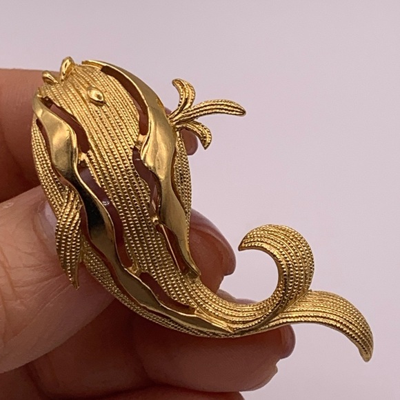Vintage gold tone Trifari whale brooch - Picture 4 of 4